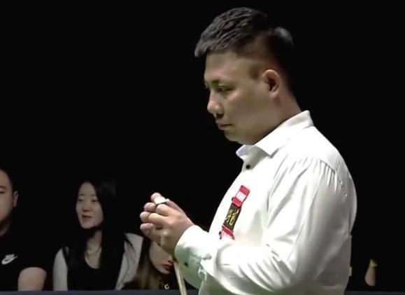 足球场上没 足球场上没