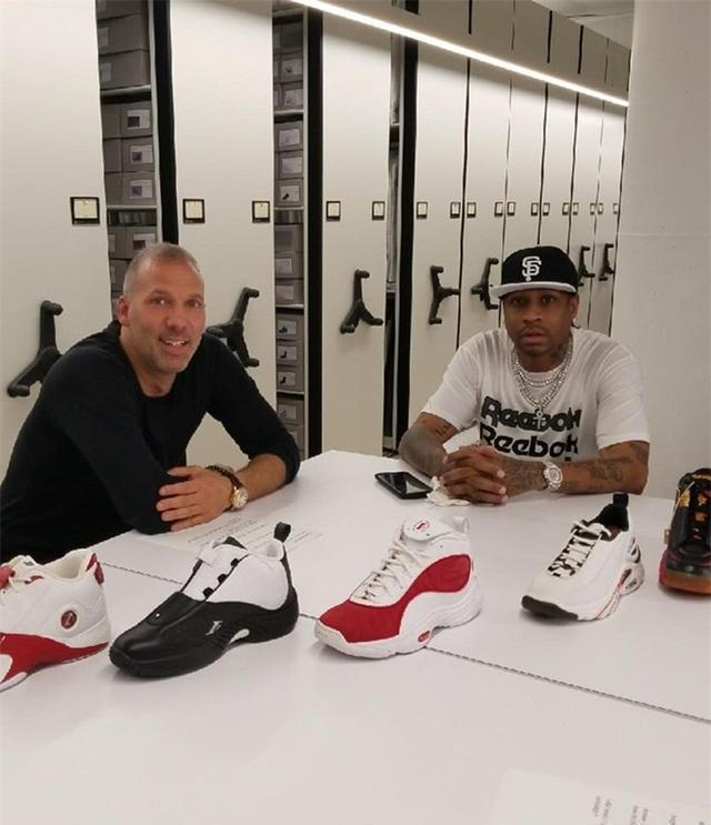 而是以背身 而是以背身